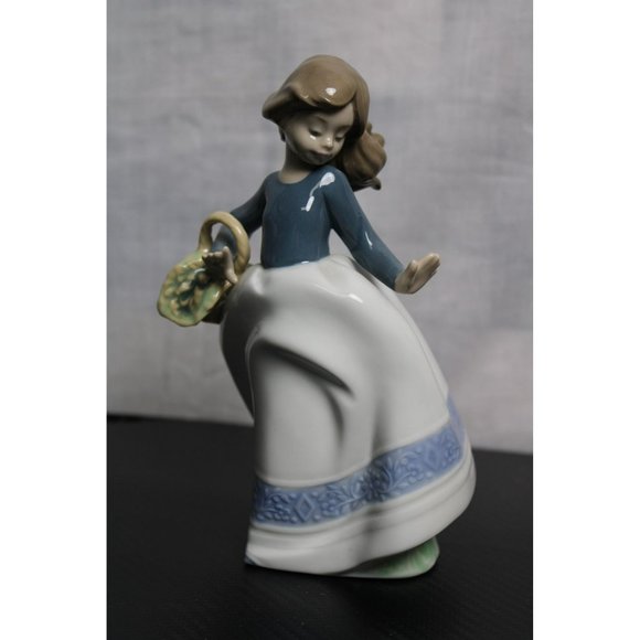Lladro Nao Figurine Girl with Flower Basket Made in Spain - Picture 1 of 7